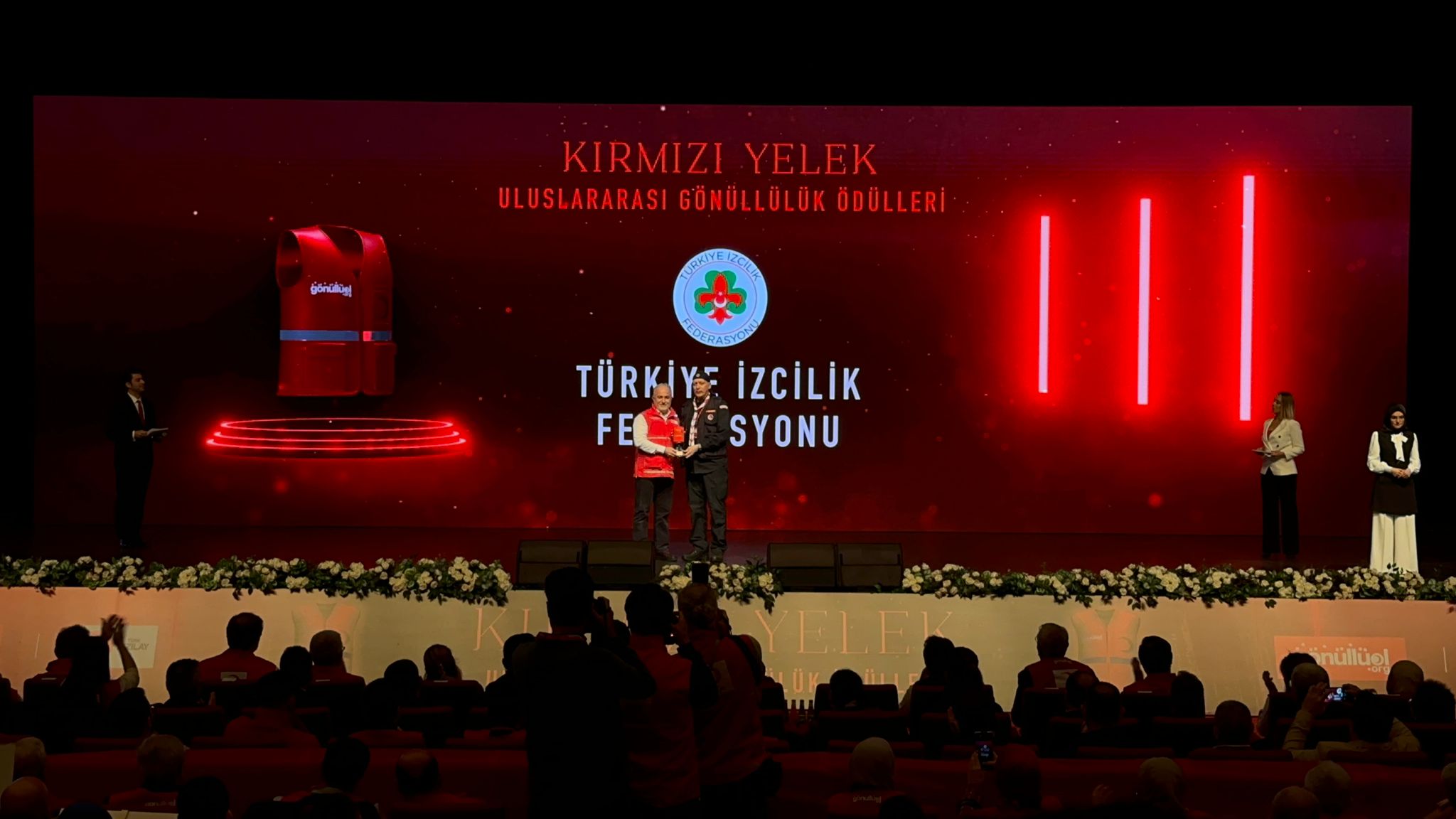 KIRMIZI YELEK - ULUSLARARASI GÖNÜLLÜLÜK ÖDÜLLERİ